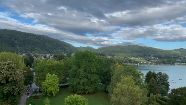 Widok Lotu Ptaka Jezioro Wrth Wrthersee Prtschach Letni Dzień Chmurą — Wideo stockowe