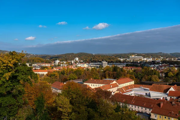 LKH hastanesinin kuzeydoğusundaki Schlossberg 'den gelen Graz şehir manzarası ve sonbaharda güneşli bir günde, mavi gökyüzü bulutu ve renkli ağaçlar, Graz, Styria, Avusturya