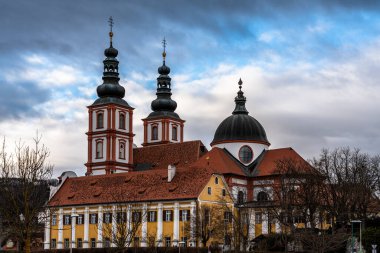 Purberg Tepesi 'nin tepesindeki Mariatrost Bazilikası' nın güzel manzarası, bir kış günü, Graz, Styria, Avusturya 'daki Barok tarzı hac kilisesi.