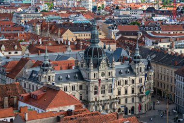Graz, Avusturya - 6 Haziran 2022 - Güneşli bir yaz gününde Graz belediye binasının ve Castle Hill 'in (Schlossberg) ana meydanının havadan görünüşü.