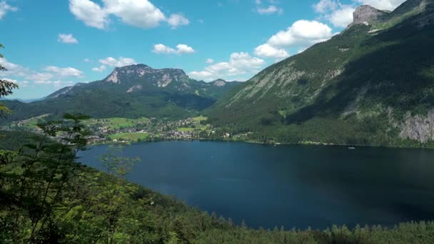 Stunning Aerial Panorama View Altaussee Lake Peaks Standling Loser Sunny — Stockvideo