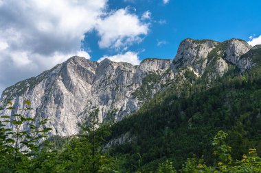 Güneşli bir yaz gününde, Trisselwand 'ın sarp uçurumunun mavi gökyüzü bulutu, Salzkammergut-Ausseerland bölgesi, Styria, Avusturya