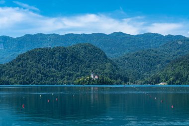 Bled Island Gölü, Tanrı 'nın Annesi Kilisesi ve Sloven Julian Alpleri' nin mavi gökyüzü bulutu, Bled, Slovenya