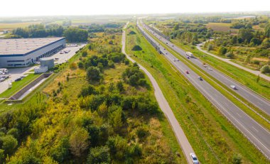 Malzeme deposunun havadan görüntüsü. Sanayi bölgesindeki lojistik merkezi yukarıdan. Lojistik merkez stok fotoğrafına yüklenen kamyonların hava görüntüsü