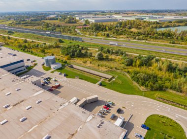 Malzeme deposunun havadan görüntüsü. Sanayi bölgesindeki lojistik merkezi yukarıdan. Lojistik merkez stok fotoğrafına yüklenen kamyonların hava görüntüsü