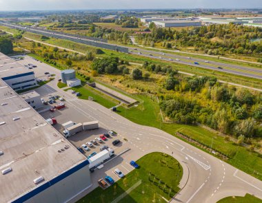 Malzeme deposunun havadan görüntüsü. Sanayi bölgesindeki lojistik merkezi yukarıdan. Lojistik merkez stok fotoğrafına yüklenen kamyonların hava görüntüsü