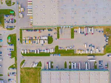 Çatıda güneş panelleri olan modern deponun hava görüntüsü. Endüstriyel şehir bölgesindeki lojistik merkezi İHA 'nın gözünden. Arkaplan dokusu kavramı.