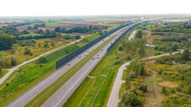 Çatıda güneş panelleri olan modern deponun hava görüntüsü. Endüstriyel şehir bölgesindeki lojistik merkezi İHA 'nın gözünden. Arkaplan dokusu kavramı.