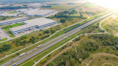 Çatıda güneş panelleri olan modern deponun hava görüntüsü. Endüstriyel şehir bölgesindeki lojistik merkezi İHA 'nın gözünden. Arkaplan dokusu kavramı.