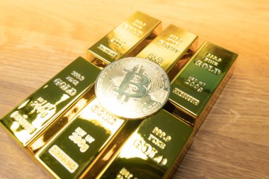 Altın külçeleri ve bitcoin dijital kripto para. Banka görüntüsü ve fotoğraf arka planı. Parlak değerli bir metal yatırım için ya da yedek olarak. Metin için yer