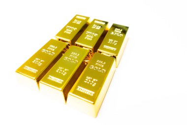 Banka kasasında saf altın külçeleri var. 1kg 999,9 Fine Gold külçeleri arka planda. Değerli metal yatırımları, finans bankacılık işleri, finansal rezerv, zenginlik