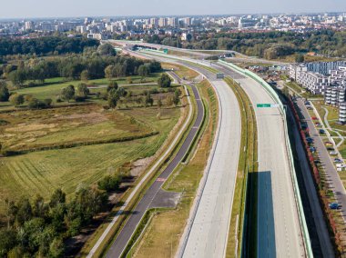  Otoyol ya da çevre yolu. Pek çok şeridi olan geniş bir yol. Taşımacılık için otoyol. Varşova Polonya yollarında arabalar ve kamyonlar için yol. Panorama manzarası. Hava görüntüsü. S2 Wilanow Tüneli