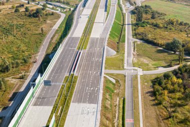 Otoyol ya da çevre yolu. Pek çok şeridi olan geniş bir yol. Taşımacılık için otoyol. Varşova Polonya yollarında arabalar ve kamyonlar için yol. Panorama manzarası. Hava görüntüsü. S2 Wilanow Tüneli