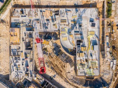 yapım aşamasında yeni modern apartman havadan üst görünümü. şantiyede çalışan sarı vinçler