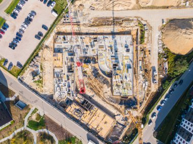 yapım aşamasında yeni modern apartman havadan üst görünümü. şantiyede çalışan sarı vinçler