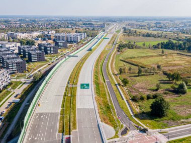 Otoyol ya da çevre yolu. Pek çok şeridi olan geniş bir yol. Taşımacılık için otoyol. Varşova Polonya yollarında arabalar ve kamyonlar için yol. Panorama manzarası. Hava görüntüsü. S2 Wilanow Tüneli