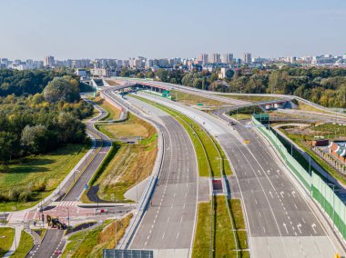 Otoyol ya da çevre yolu. Pek çok şeridi olan geniş bir yol. Taşımacılık için otoyol. Varşova Polonya yollarında arabalar ve kamyonlar için yol. Panorama manzarası. Hava görüntüsü. S2 Wilanow Tüneli