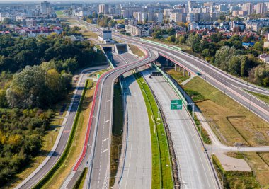 Otoyol ya da çevre yolu. Pek çok şeridi olan geniş bir yol. Taşımacılık için otoyol. Varşova Polonya yollarında arabalar ve kamyonlar için yol. Panorama manzarası. Hava görüntüsü. S2 Wilanow Tüneli