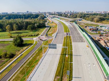 Otoyol ya da çevre yolu. Pek çok şeridi olan geniş bir yol. Taşımacılık için otoyol. Varşova Polonya yollarında arabalar ve kamyonlar için yol. Panorama manzarası. Hava görüntüsü. S2 Wilanow Tüneli