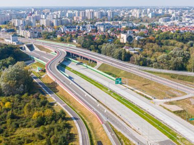 Otoyol ya da çevre yolu. Pek çok şeridi olan geniş bir yol. Taşımacılık için otoyol. Varşova Polonya yollarında arabalar ve kamyonlar için yol. Panorama manzarası. Hava görüntüsü. S2 Wilanow Tüneli