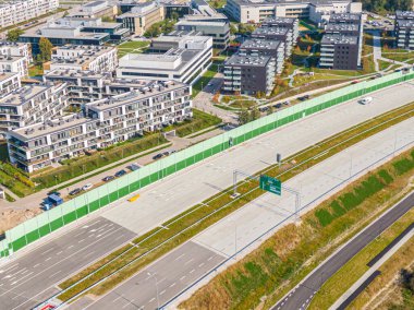 Otoyol ya da çevre yolu. Pek çok şeridi olan geniş bir yol. Taşımacılık için otoyol. Varşova Polonya yollarında arabalar ve kamyonlar için yol. Panorama manzarası. Hava görüntüsü. S2 Wilanow Tüneli