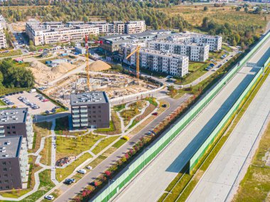 yapım aşamasında yeni modern apartman havadan üst görünümü. şantiyede çalışan sarı vinçler