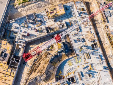 Şehrin yerleşim bölgesinde yeni apartmanlar inşa ediliyor. Kule vinçleri olan bir inşaat alanı. hava görünümü