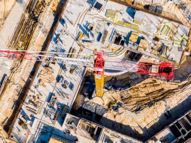 Şehrin yerleşim bölgesinde yeni apartmanlar inşa ediliyor. Kule vinçleri olan bir inşaat alanı. hava görünümü