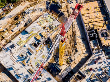 Şehrin yerleşim bölgesinde yeni apartmanlar inşa ediliyor. Kule vinçleri olan bir inşaat alanı. hava görünümü