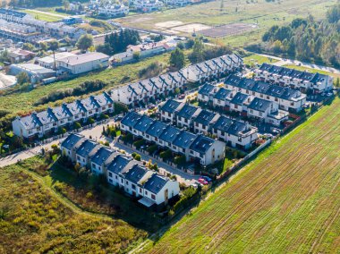 Çapraz caddeleri ve havuzları ve palmiyeleri olan bir sürü evi olan sıcak ve güneşli mahalle halk çatıları..