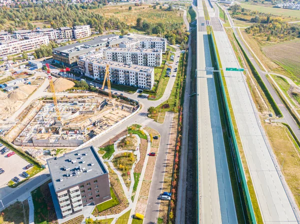 Vista Aérea Superior Novo Edifício Apartamentos Moderno Construção Guindastes Amarelos — Fotografia de Stock