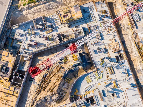 Lakóépületek Építése Városi Lakóövezetben Építési Terület Toronydarukkal Légi Felvétel — Stock Fotó