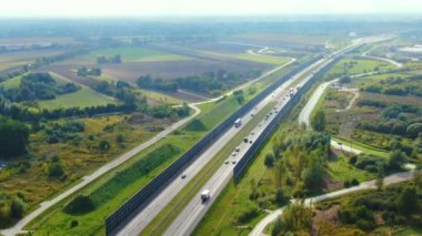 Malzeme deposunun havadan görüntüsü. Sanayi bölgesindeki lojistik merkezi yukarıdan. Lojistik merkezde yüklenen kamyonların hava görüntüsü. İnsansız hava aracından görüntüle.