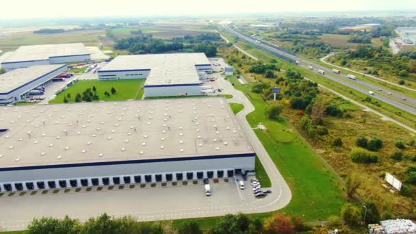 Вид с воздуха на логистический центр, склады возле шоссе. Центр доставки трафика — стоковое видео
