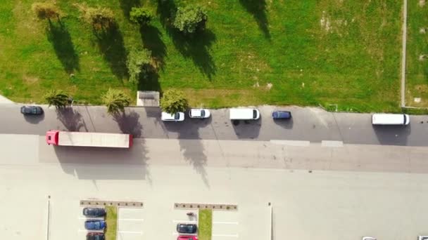 Vista aérea del centro logístico, almacenes cerca de la carretera. Centro de entrega Tráfico — Vídeo de stock