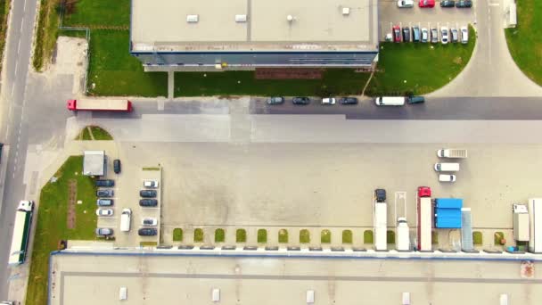 Flygfoto över logistikcenter, lager nära motorvägen. Leveranscenter Trafik — Stockvideo