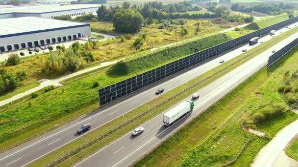 Vue aérienne de l'entrepôt de marchandises. Centre logistique dans la zone industrielle de la ville d'en haut. Vue aérienne des camions chargés au centre logistique. Vue du drone. — Video