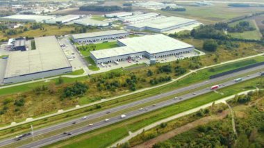Lojistik merkezinin havadan görünüşü, otoyolun yakınındaki depolar. Teslimat Merkezi Trafiği