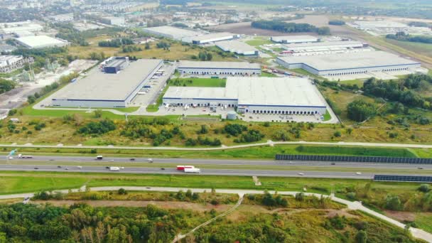 Vista aérea del centro logístico, almacenes cerca de la carretera. Centro de entrega Tráfico — Vídeos de Stock