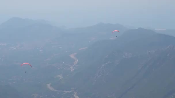 滑翔机在山顶上俯瞰着壮丽的风景 滑翔伞或滑翔伞经验 肾上腺素和极限运动 大自然美丽的宁静与平静 — 图库视频影像