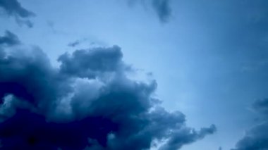 Yapı hareketleri bulutlar. Kabarık kabarık beyaz bulutlar gökyüzü zaman atlaması. Yavaş hareket eden bulutlar. B Roll Görüntü Bulutlu zaman çizelgesi bulutlu. Görüntüler doğanın 4k 'sini gösteriyor. arka plan Hıristiyan kavramı.