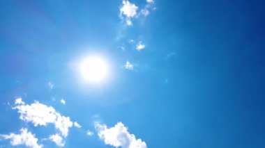 Yapı hareketleri bulutlar. Kabarık kabarık beyaz bulutlar gökyüzü zaman atlaması. Yavaş hareket eden bulutlar. B Roll Görüntü Bulutlu zaman çizelgesi bulutlu. Görüntüler doğanın 4k 'sini gösteriyor. arka plan Hıristiyan kavramı.