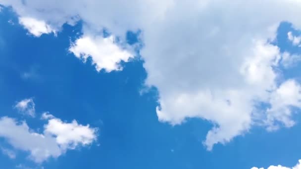 動き雲を構築する。ふわふわの白い雲の空の時間の経過。ゆっくり動く雲。Bロール映像Cloudscapeのタイムラプスの曇り。映像は自然の4kをタイムラプス。背景崇拝キリスト教の概念. — ストック動画