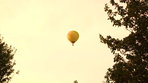 Färgglada varmluftsbaloon flyger — Stockvideo