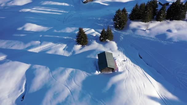 Vista aérea superior da floresta nevada e inverno nas montanhas e vista aérea famosa estação de esqui de inverno. Dia de inverno nas montanhas alpinas. Inverno nas montanhas Tatra, Áustria, Suíça, Itália, Polónia. — Vídeo de Stock