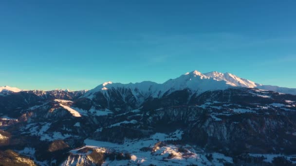 Widok z góry na śnieżny las i zimę w górach i słynny zimowy ośrodek narciarski z lotu ptaka. Zimowy dzień w alpejskich górach. Zima w Tatrach, Austria, Szwajcaria, Włochy, Polska. — Wideo stockowe