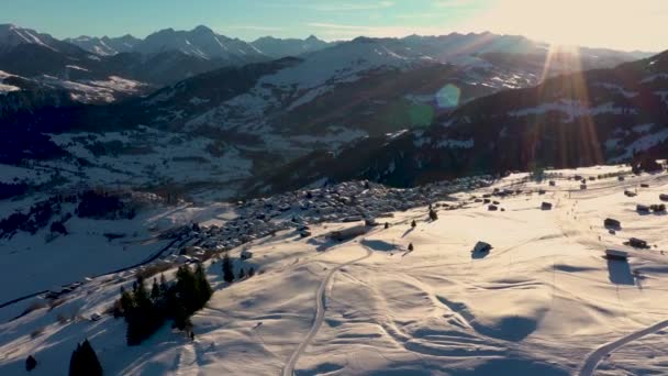 Golden Sun Light at Sunset in Mountains (en inglés). Hermosa noche soleada. Vista aérea de las montañas de invierno. Hermoso paisaje de invierno. Volando por encima de las montañas de los Alpes nevados. — Vídeo de stock