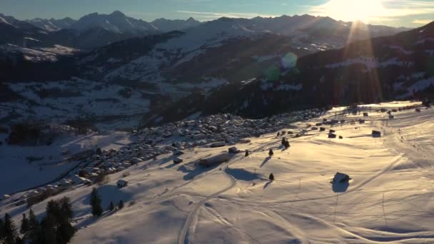 Golden Sun Light at Sunset in Mountains (en inglés). Hermosa noche soleada. Vista aérea de las montañas de invierno.Alpes del pueblo puesta de sol. Volando por encima de las montañas de los Alpes nevados. — Vídeos de Stock