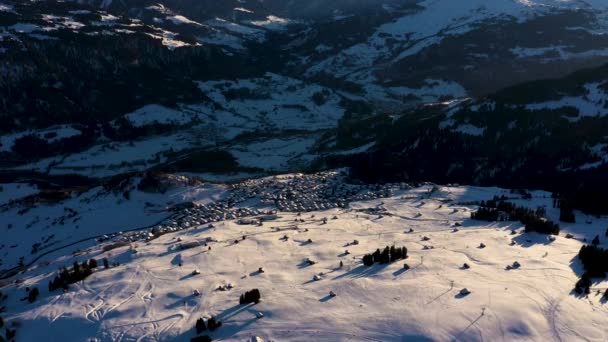 İsviçre 'de bir kış tesisi olan LAAX' in hava görüntüleri. Alpler köyünün gün batımı — Stok video