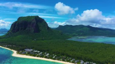 Mauritius plajı, güney batıdaki Le Morne Brabant tropik plajının havadan görünüşü. Hava görünümü